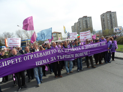 Изплащат заплати в ОЦК-Кърджали, в ГЕРБ се пазарят за постове, извънредни мерки в банките заради обира...
