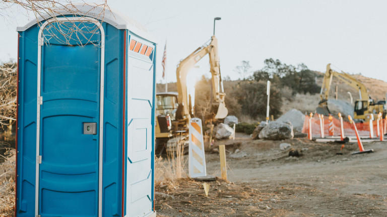 Пазар за $3,3 милиарда: Компанията, която изкарва милиони от химически тоалетни и се цели още по-високо