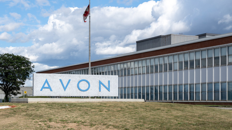 Avon запазва бизнеса си в Русия въпреки войната в Украйна.
Би