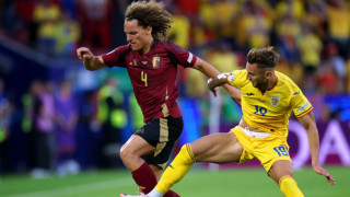 Крайният защитник на Белгия Артур Теате действа бързо в