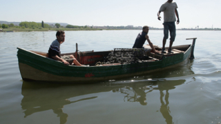 Събарят незаконни рибарски постройки край Бургас 