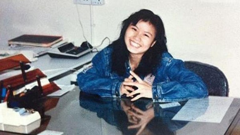 Младата Джоу, докато работи във фабриката за часовници в Шънджън