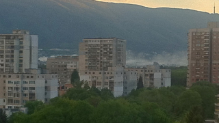 Запалени сухи треви горяха на Околовръстното в София 