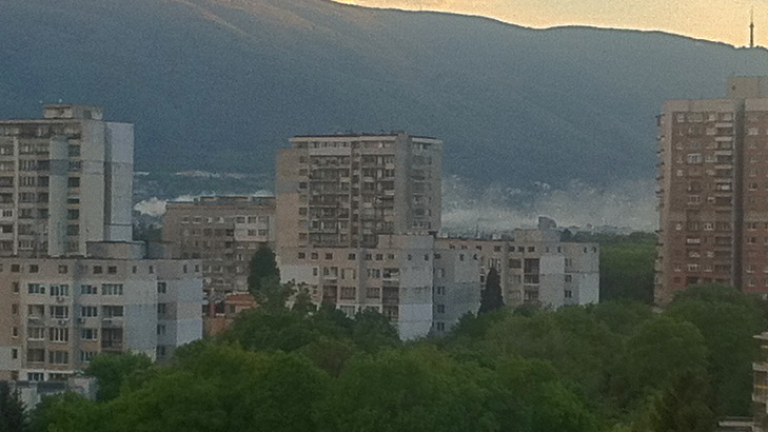 Запалени сухи треви горяха на Околовръстното в София 
