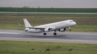Пътнически самолет от Берлин за Египет кацна в Будапеща заради бомбена заплаха