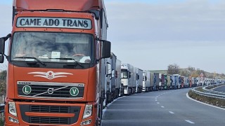 Голяма опашки от тежкотоварни камиони се е образувала на автомагистрала