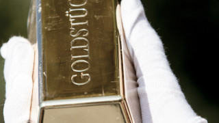 Цената на златото падна под 1500 долара за първи път
