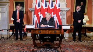 Търговската сделка на премиера на Великобритания Борис Джонсън беше одобрена