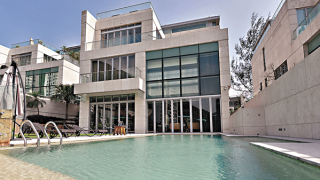 Как с акции се купува имот за $85 милиона?