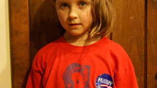 Дизайнер пуска тениски с лика на Хилари Клинтън