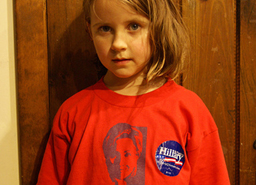 Дизайнер пуска тениски с лика на Хилари Клинтън