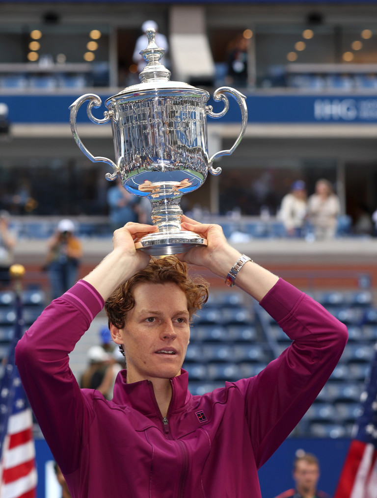 Яник Синер с купата от US Open през 2024 година