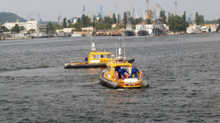 Продължава издирването на тримата мъже от екипажа на рибарския кораб