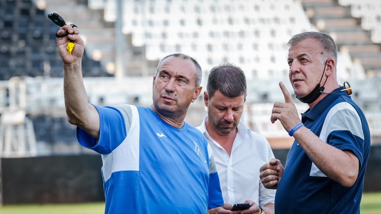 Лично собственикът на Левски - Наско Сираков и треньорът Станимир