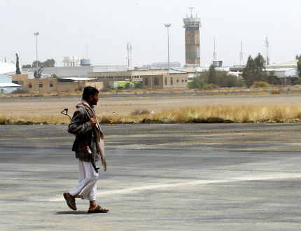 Авиоудари извадиха летището в Сана извън строя