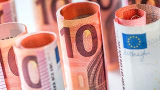 Щатският долар се обезценява спрямо еврото и лирата стерлинги в