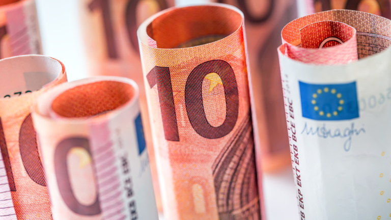 Еврото спря да си почине след ралито. Паундът най-скъп от 11 месеца