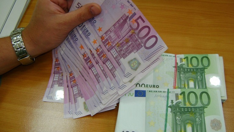 Митнически служители иззеха 155 000 недекларирани евро, скрити в чорап.