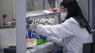 Възрастните показват сходен отговор на антителата след първа доза на Astra и Pfizer