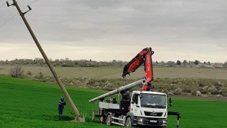 Заради бурния вятър тази седмица стоманобетонен стълб се счупи и