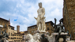 В търсене на перфектния кадър: Турист повреди емблематичен фонтан във Флоренция