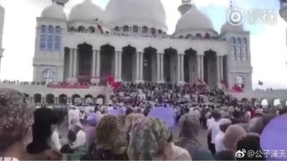 Стотици мюсюлмани в Китай се опълчиха на властите за джамия
