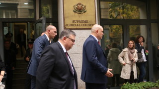 Бъдещето Цацаров обсъжда първо със себе си и семейството