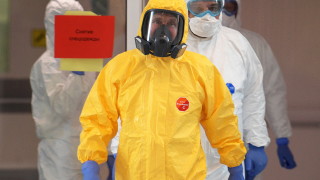 Президентът на Русия Владимир Путин облече защитен костюм по време