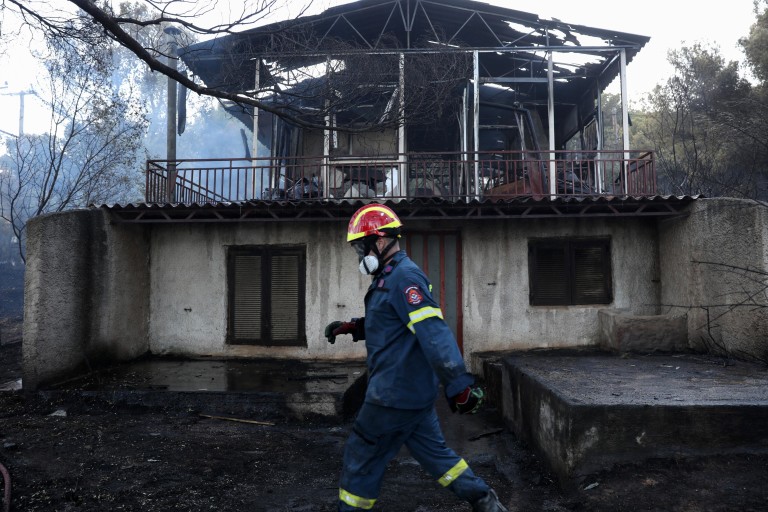 Пожарът в Пикерми навлезе в жилищни райони