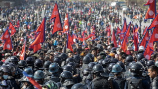 Полицията в Непал използва сълзотворен газ и водни оръдия за