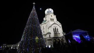 В 19 00 часа бяха запалените светлините на коледната елха на