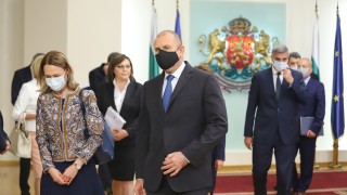 Всички парламентарно представени партии уважиха свикания от президента Румен Радев