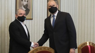 Политическата ситуация се изостря но пред които е изправена България