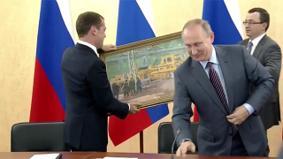 За ЧРД Путин подари на Медведев картина "В цеха"