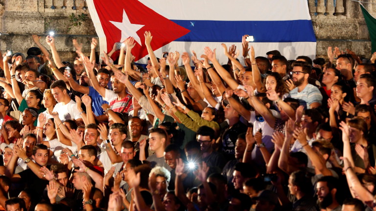 Куба пусна мобилен интернет