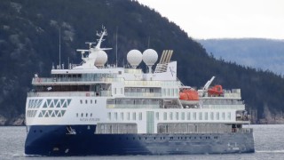 Луксозният круизен кораб Оушън Екплорър превозващ 206 души остана блокиран в