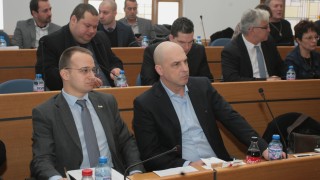 Директор на водопад хибрид аутсайдер или инсайдер Група 5 в