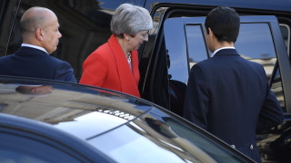 Премиерът на Великобритания Тереза Мей получи още време след като