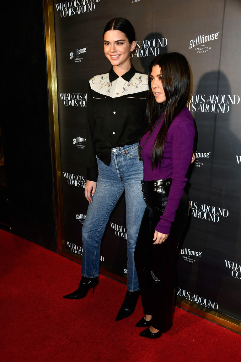 Кендъл Дженър и Кортни Кардашиян през 2017 година