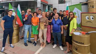 Манолова търси представителя на държавата в "Лукойл", за да му даде златната акция