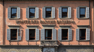 Години наред най старата банка в света италианската Monte dei