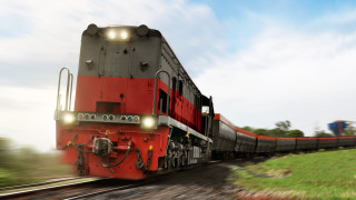 Товарен влак се блъсна в лека кола спряна на линията