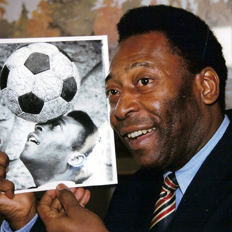 Легендата Пеле навършва 70
