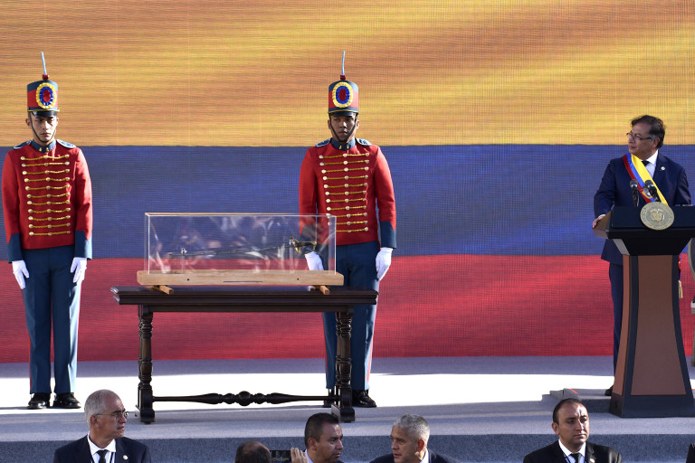 Петро (вдясно) с меча на Симон Боливар