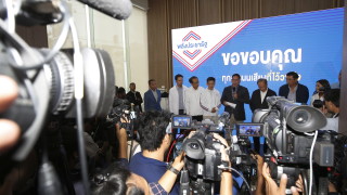 Двата противникови лагера които се изправиха един срещу друг в