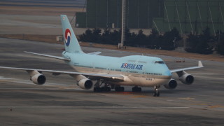 Докато самолетните компании започнаха да спират полетите си за и