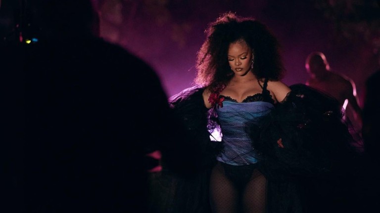 Какво е общото между Риана, Джони Деп и еротично бельо