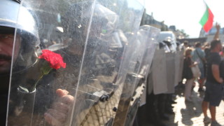 Над 20 полицейски служители са били ранени при днешния антиправителствен