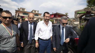 Крайнодесният вътрешен министър на Италия Матео Салвини призова за откриване