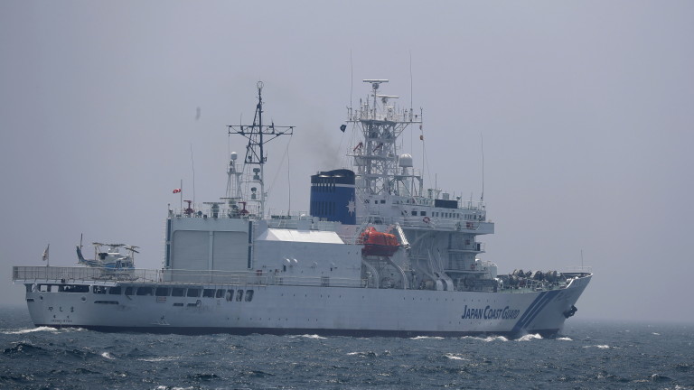 Япония потвърди десет жертви след потъването на туристическо корабче